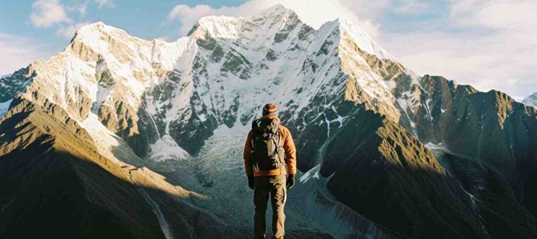 Un aventurero solitario mirando el imponente Apu Salkantay, ilustrando la verdad incómoda sobre el Camino Inca