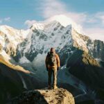 Un aventurero solitario mirando el imponente Apu Salkantay, ilustrando la verdad incómoda sobre el Camino Inca