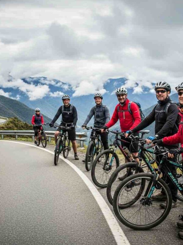 Un ciclista evaluando el nivel de dificultad del Inka Jungle mientras desciende por la sinuosa carretera del Abra Málaga