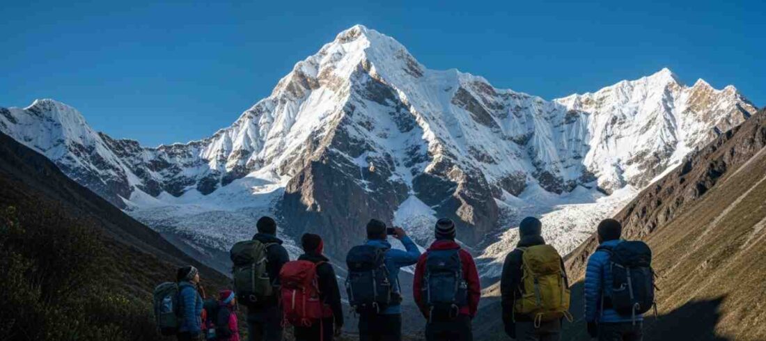 Un grupo de excursionistas observando la montaña para entender qué tan difícil es el Salkantay Trek