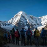 Un grupo de excursionistas observando la montaña para entender qué tan difícil es el Salkantay Trek