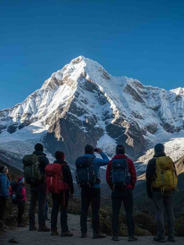 Un grupo de excursionistas observando la montaña para entender qué tan difícil es el Salkantay Trek
