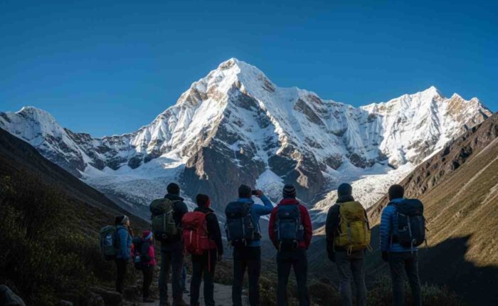 Un grupo de excursionistas observando la montaña para entender qué tan difícil es el Salkantay Trek