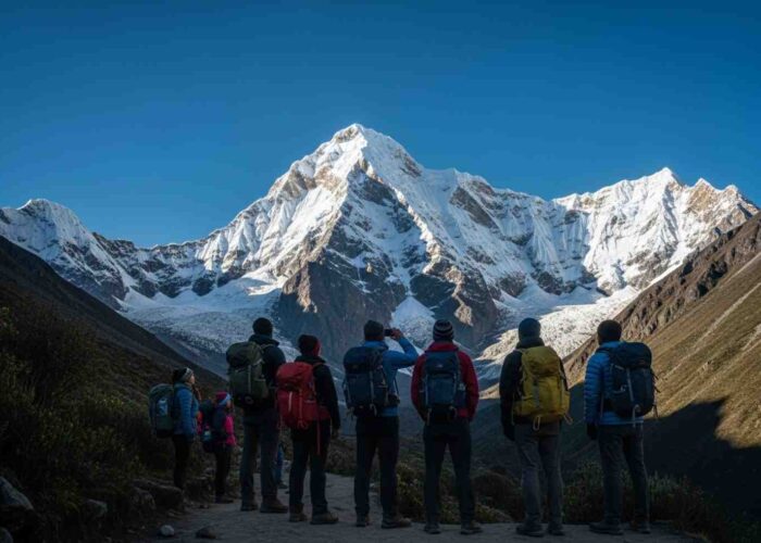 Un grupo de excursionistas observando la montaña para entender qué tan difícil es el Salkantay Trek