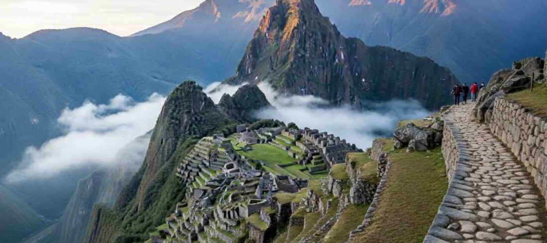 Las impresionantes ruinas incas en el Camino Inca de Phuyupatamarca, vistas desde el sendero de piedra y flotando sobre un mar de nubes
