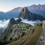 Las impresionantes ruinas incas en el Camino Inca de Phuyupatamarca, vistas desde el sendero de piedra y flotando sobre un mar de nubes