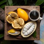 Una mesa rústica que muestra los sabores del Inka Jungle Premium: frutas exóticas como granadilla y lúcuma junto a una taza de café, con botas de trekking al lado