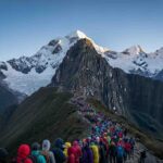 Una vista del nevado Apu Salkantay en un día despejado, ilustrando el trekking del Salkantay en julio o agosto