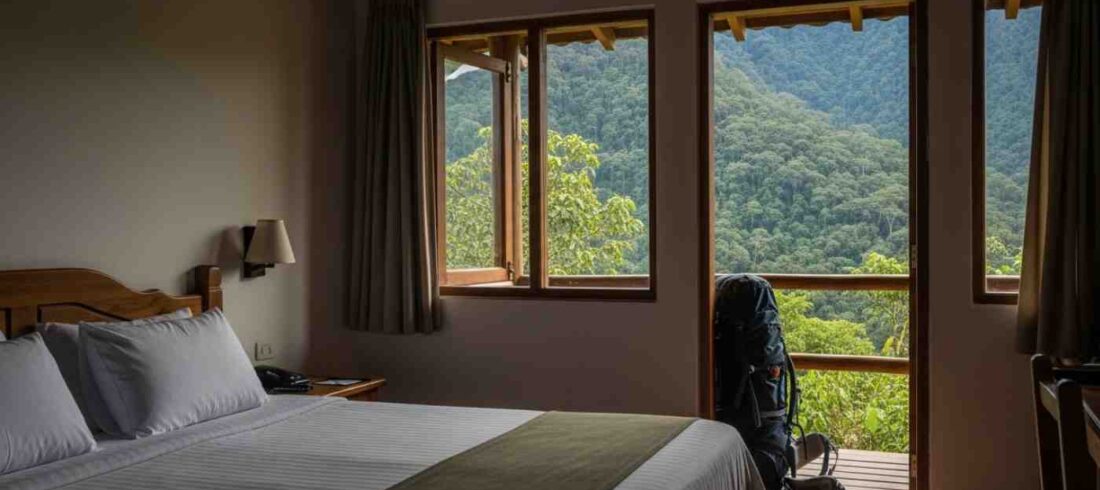 Cama confortable en un lodge del tour premium Inka Jungle, con vistas a la selva peruana