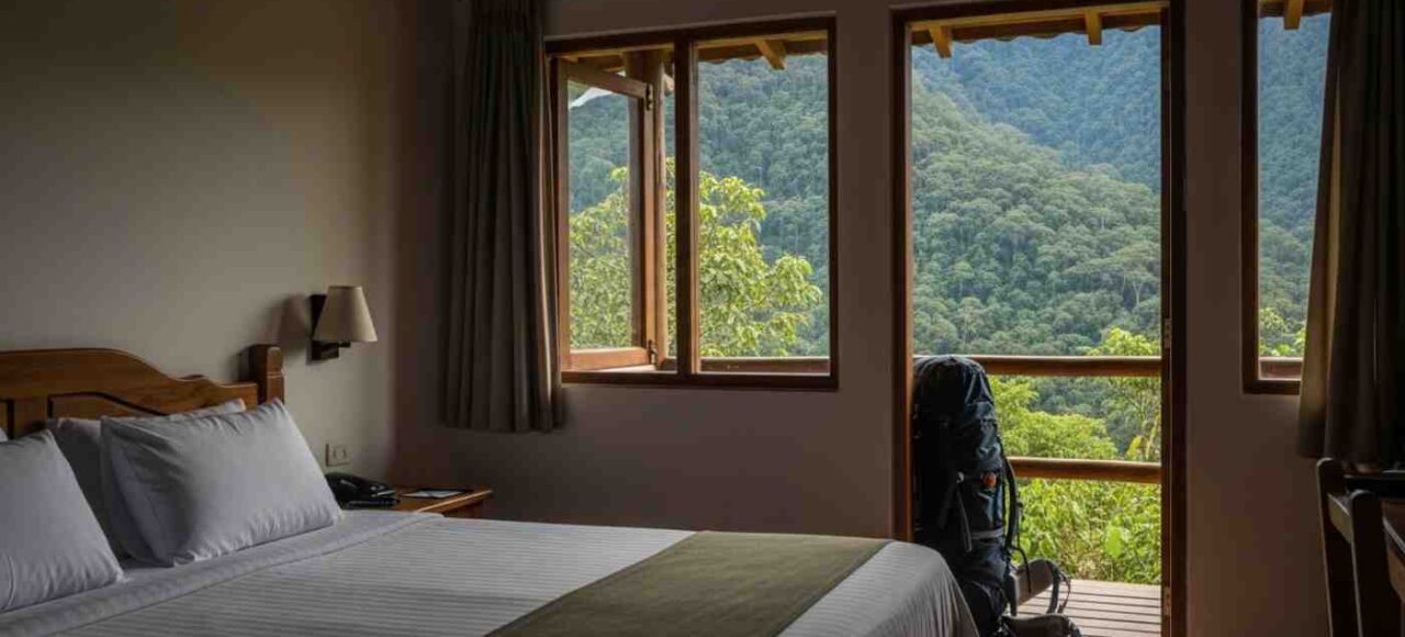 Cama confortable en un lodge del tour premium Inka Jungle, con vistas a la selva peruana