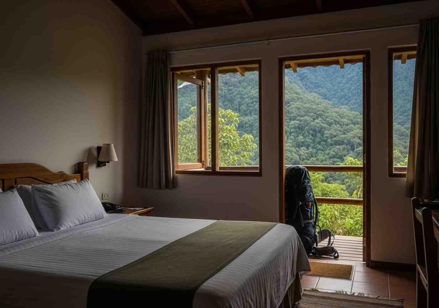Cama confortable en un lodge del tour premium Inka Jungle, con vistas a la selva peruana