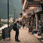 Vista de una calle principal en Aguas Calientes que ilustra cómo evitar las trampas para turistas