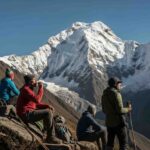 Un grupo de viajeros descansando en el paso Salkantay, aplicando consejos para vencer la altitud del Salkantay
