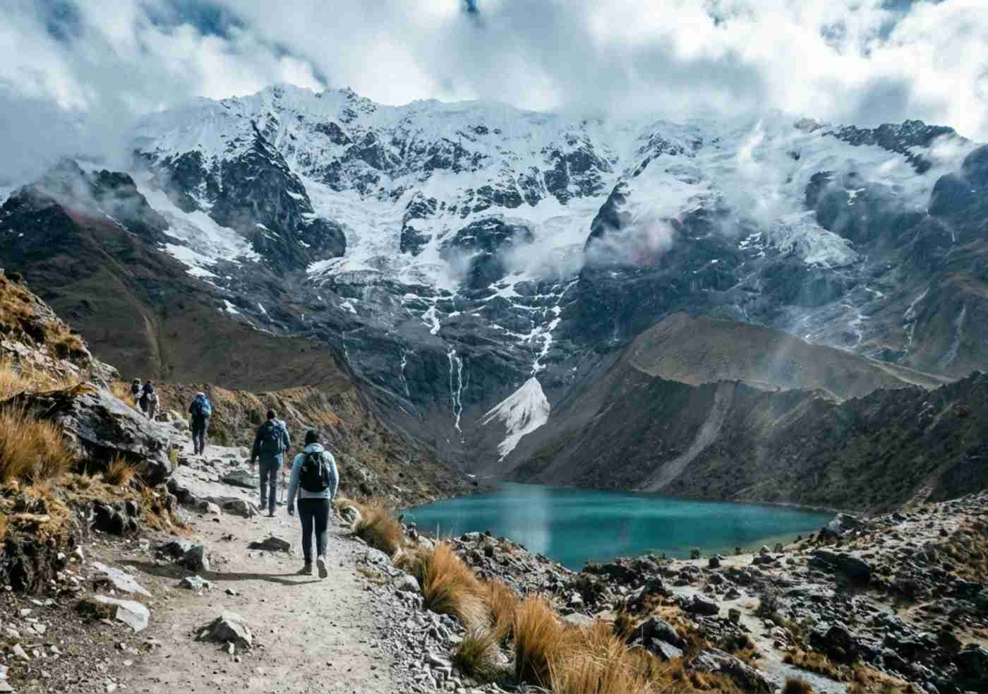 Caminantes subiendo hacia la Laguna Humantay en la ruta Salkantay Trek
