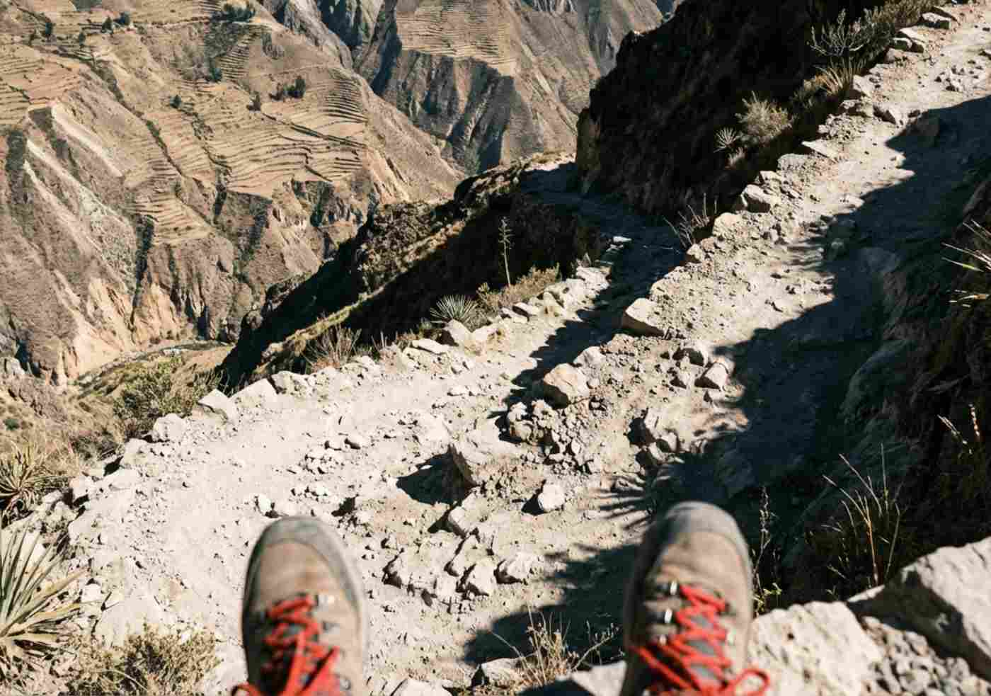 Vista desde los ojos del caminante mostrando el sendero estrecho y empinado hacia el Oasis de Sangalle