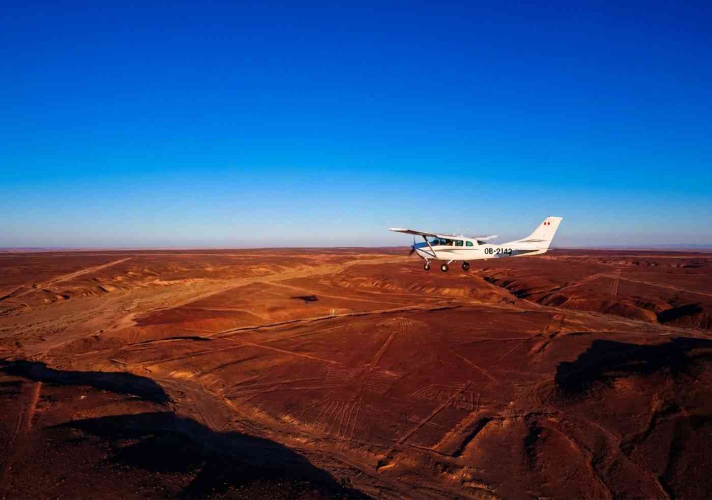 Una avioneta Cessna despegando del aeródromo María Reiche bajo un cielo azul completamente despejado y sin rastro de viento o polvo.