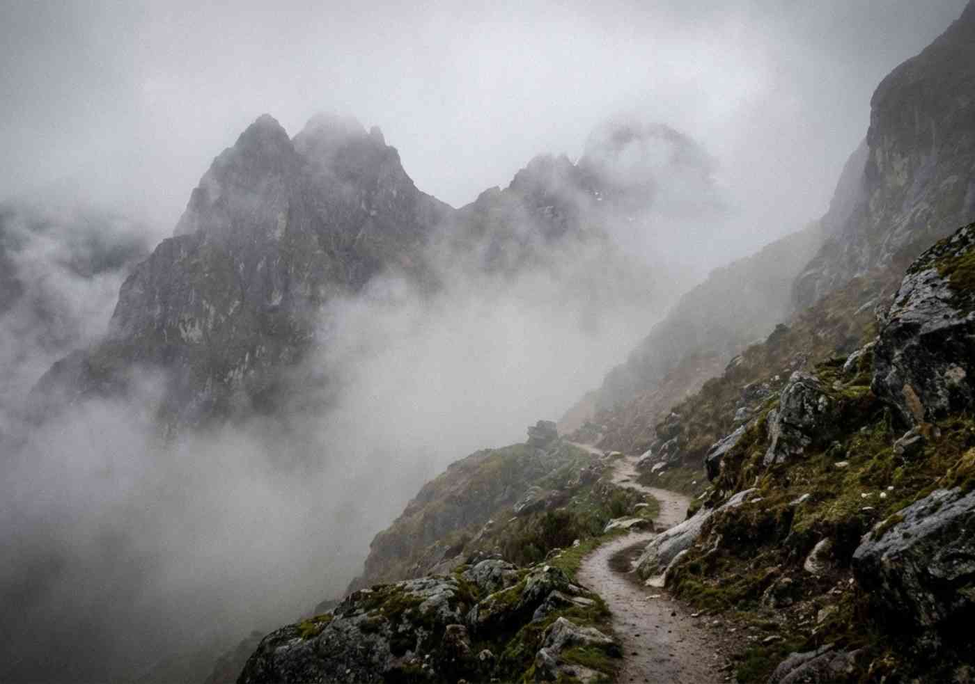 Sendero zigzagueante hacia la Laguna 69 envuelto en neblina alpina a más de 4,000 metros de altitud.