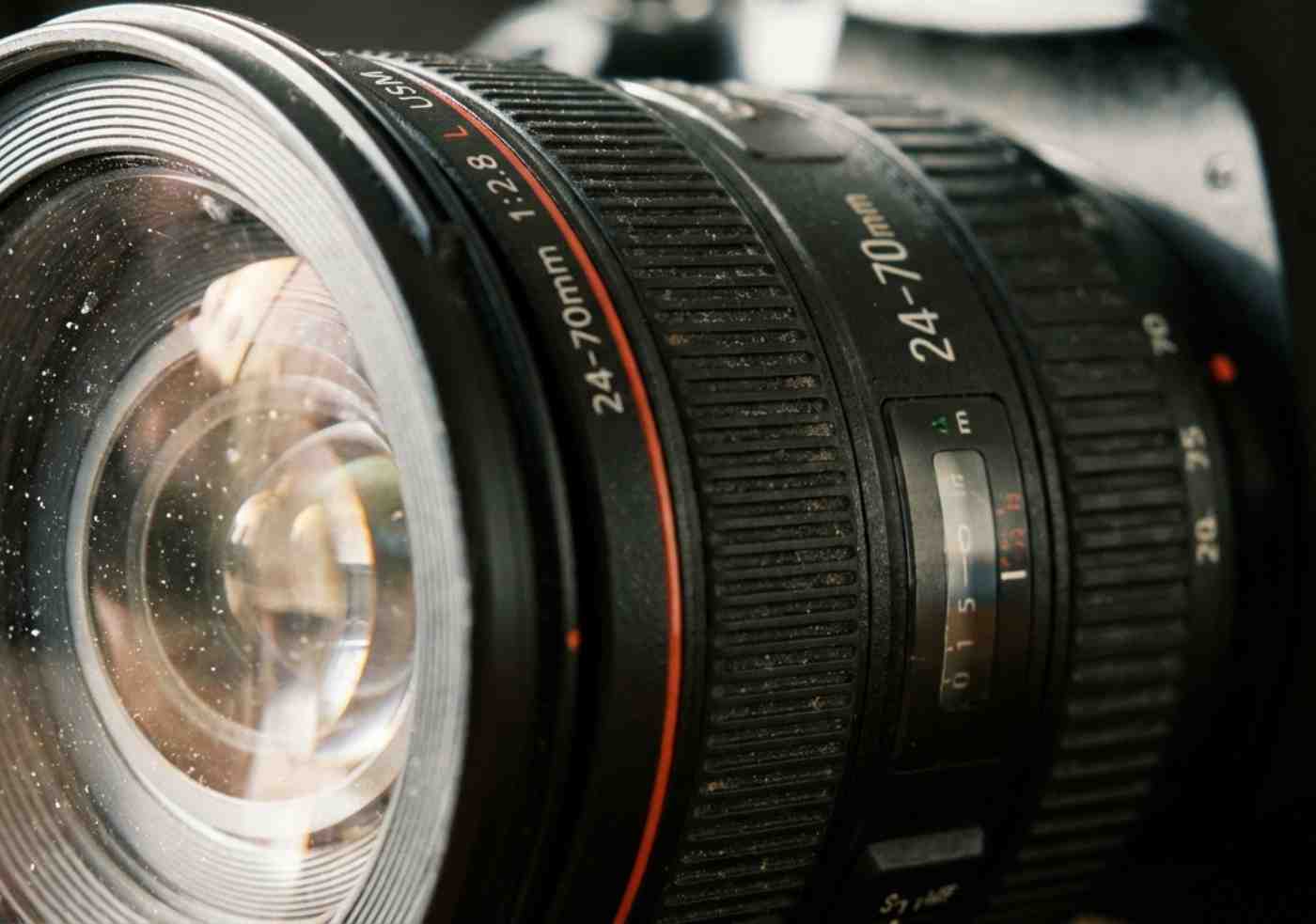 Vista aérea de la figura del Colibrí en el desierto de Nazca capturada desde la ventana de una avioneta Cessna bajo luz matutina.